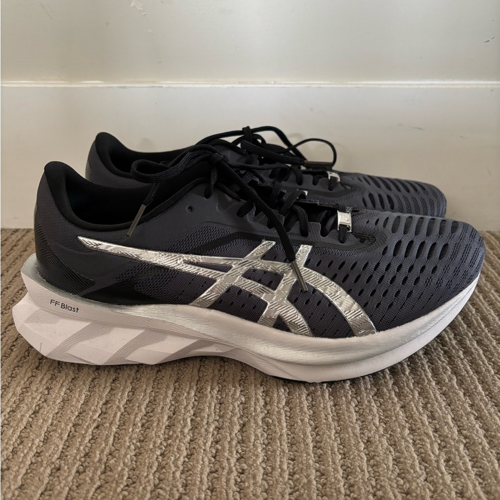 ASICS Men's Novablast Platinum Running Shoe